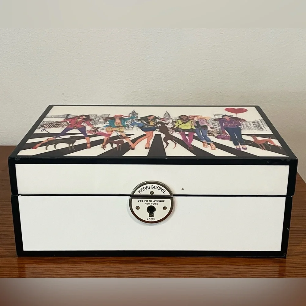 Henri Bendel Lacquered Wood Jewelry Box, w/trays, Izak Illustration, *no key